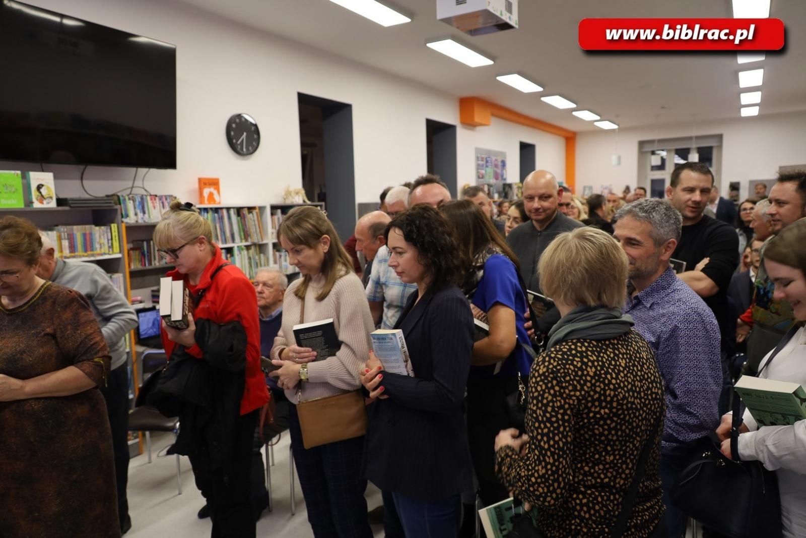 Zdjęcie w galerii na portalu naszraciborz.pl: Tłumy na spotkaniu ze Szczepanem Twardochem w Bibliotece [FOTO] wiadomości z regionu