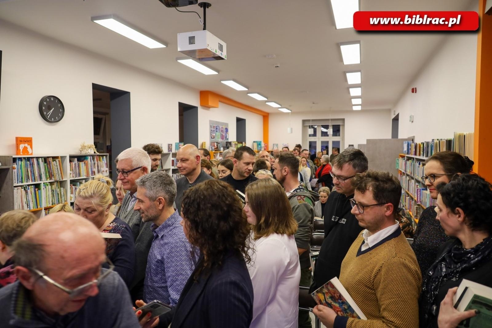 Zdjęcie w galerii na portalu naszraciborz.pl: Tłumy na spotkaniu ze Szczepanem Twardochem w Bibliotece [FOTO] wiadomości z regionu