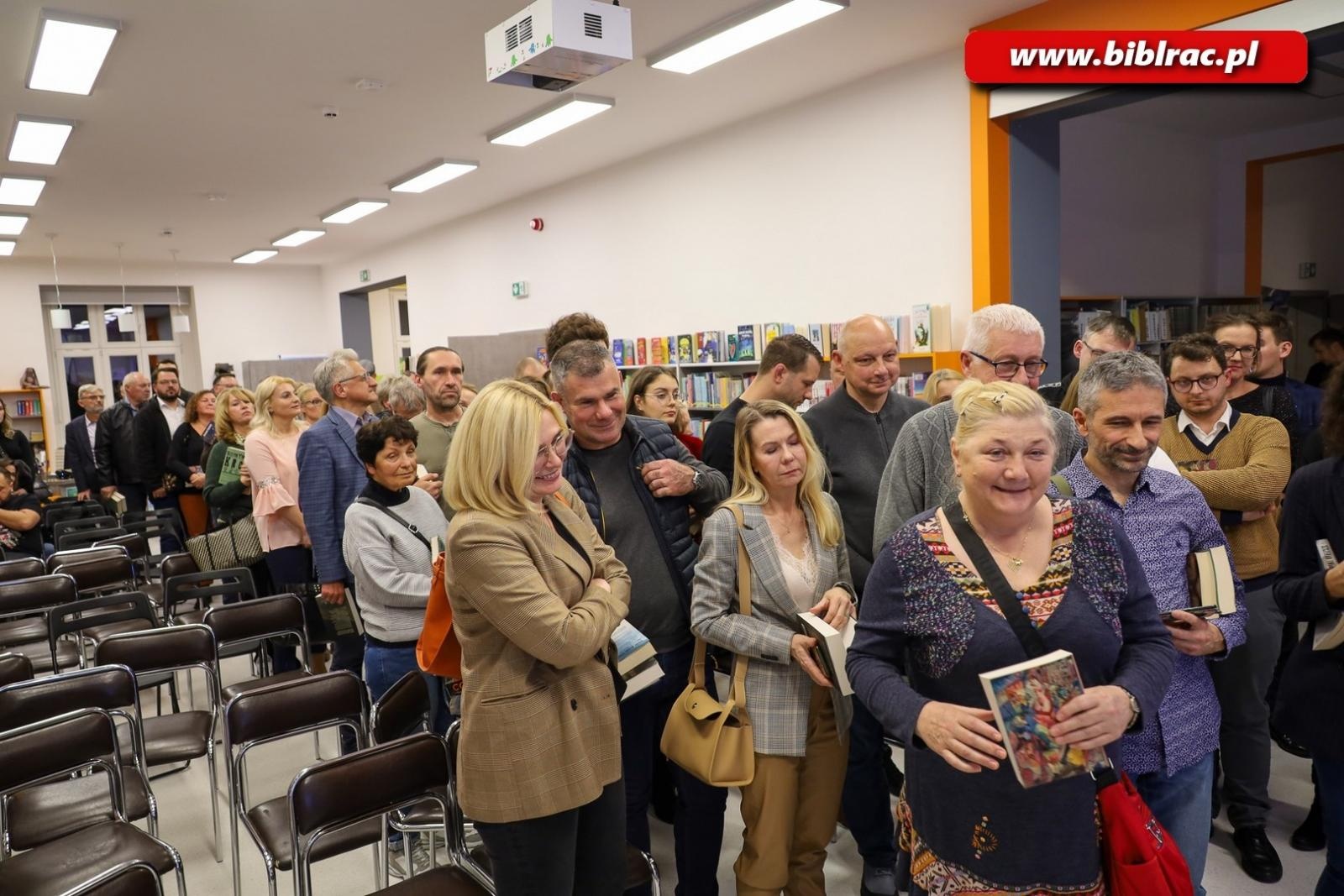 Zdjęcie w galerii na portalu naszraciborz.pl: Tłumy na spotkaniu ze Szczepanem Twardochem w Bibliotece [FOTO] wiadomości z regionu