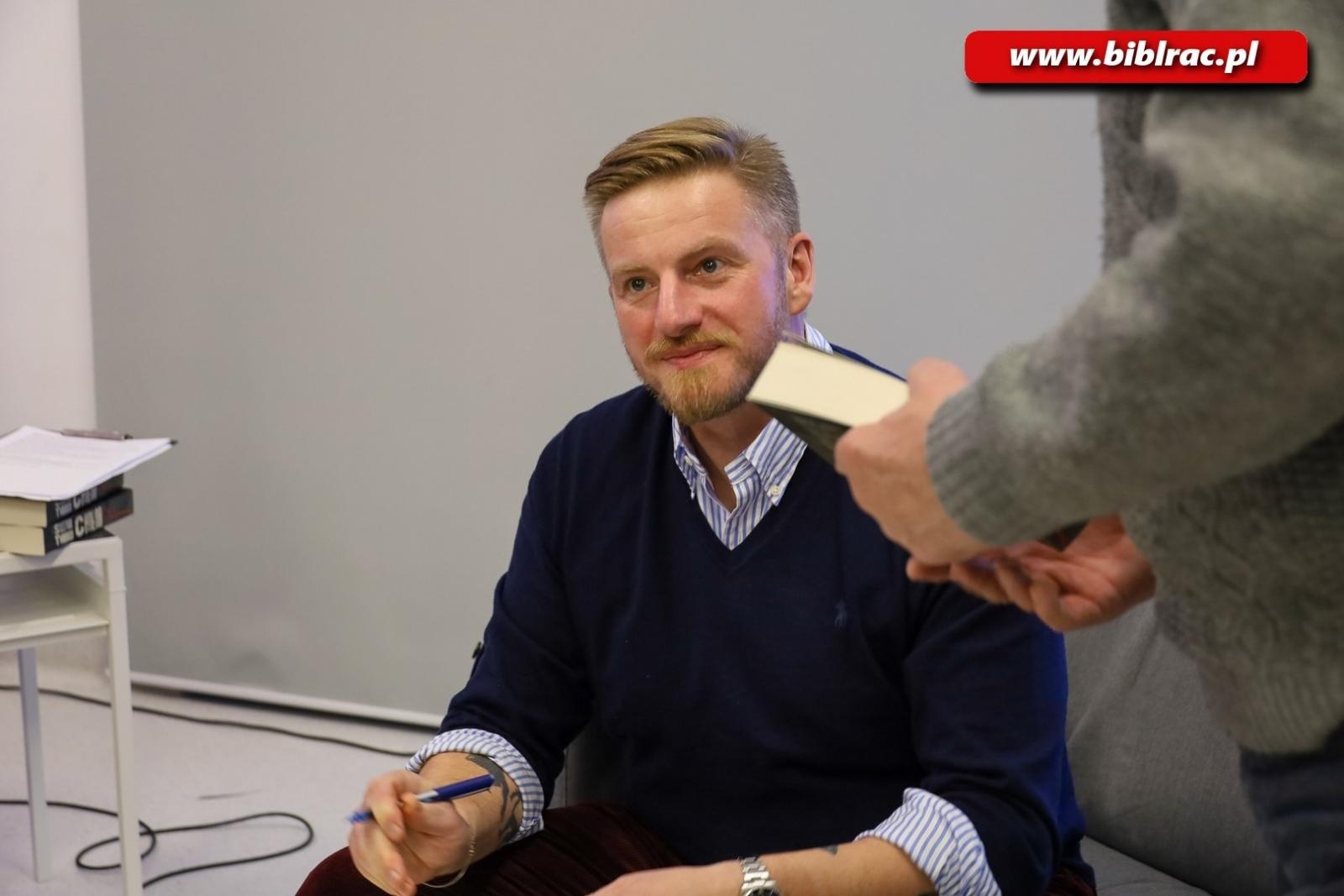 Zdjęcie w galerii na portalu naszraciborz.pl: Tłumy na spotkaniu ze Szczepanem Twardochem w Bibliotece [FOTO] wiadomości z regionu