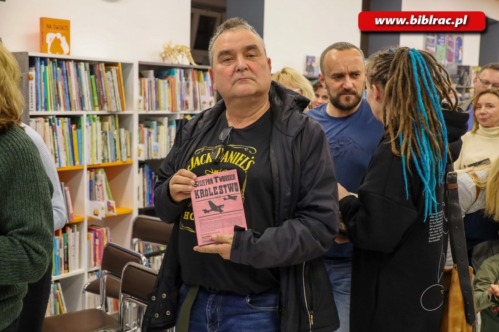 Zdjęcie w galerii na portalu naszraciborz.pl: Tłumy na spotkaniu ze Szczepanem Twardochem w Bibliotece [FOTO] wiadomości z regionu
