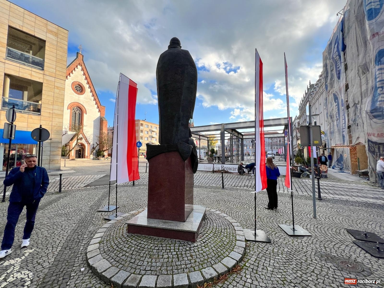 Zdjęcie w galerii na portalu naszraciborz.pl: Rynek szykuje się na Narodowe Święto Niepodległości wiadomości z regionu