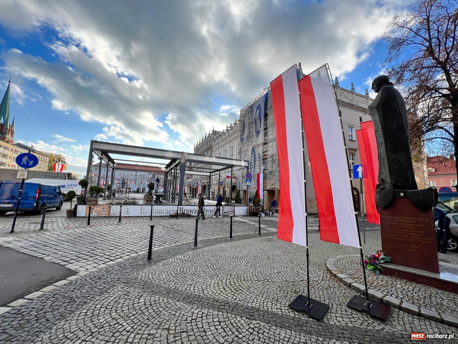 Zdjęcie w galerii na portalu naszraciborz.pl: Rynek szykuje się na Narodowe Święto Niepodległości wiadomości z regionu
