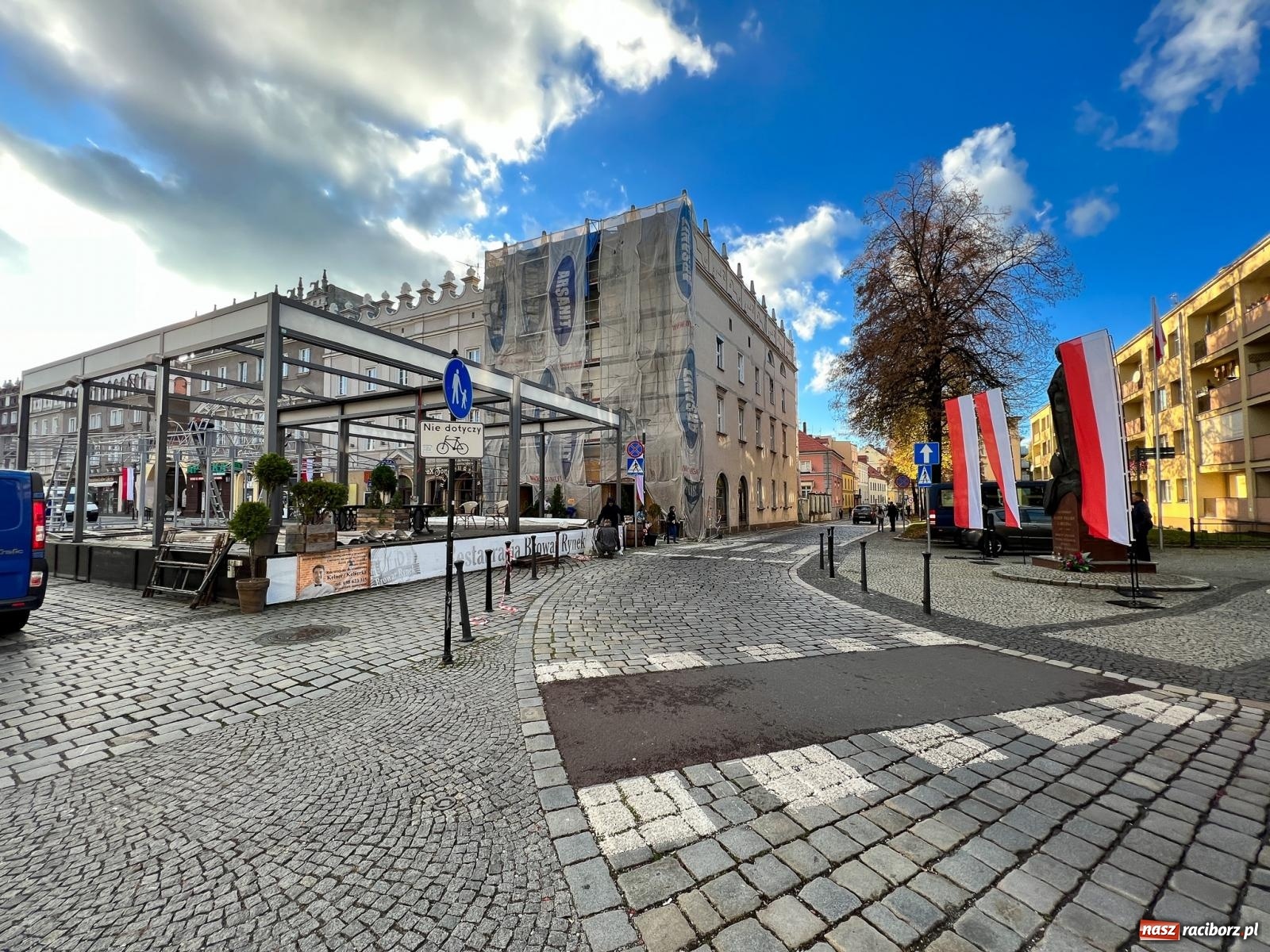 Zdjęcie w galerii na portalu naszraciborz.pl: Rynek szykuje się na Narodowe Święto Niepodległości wiadomości z regionu