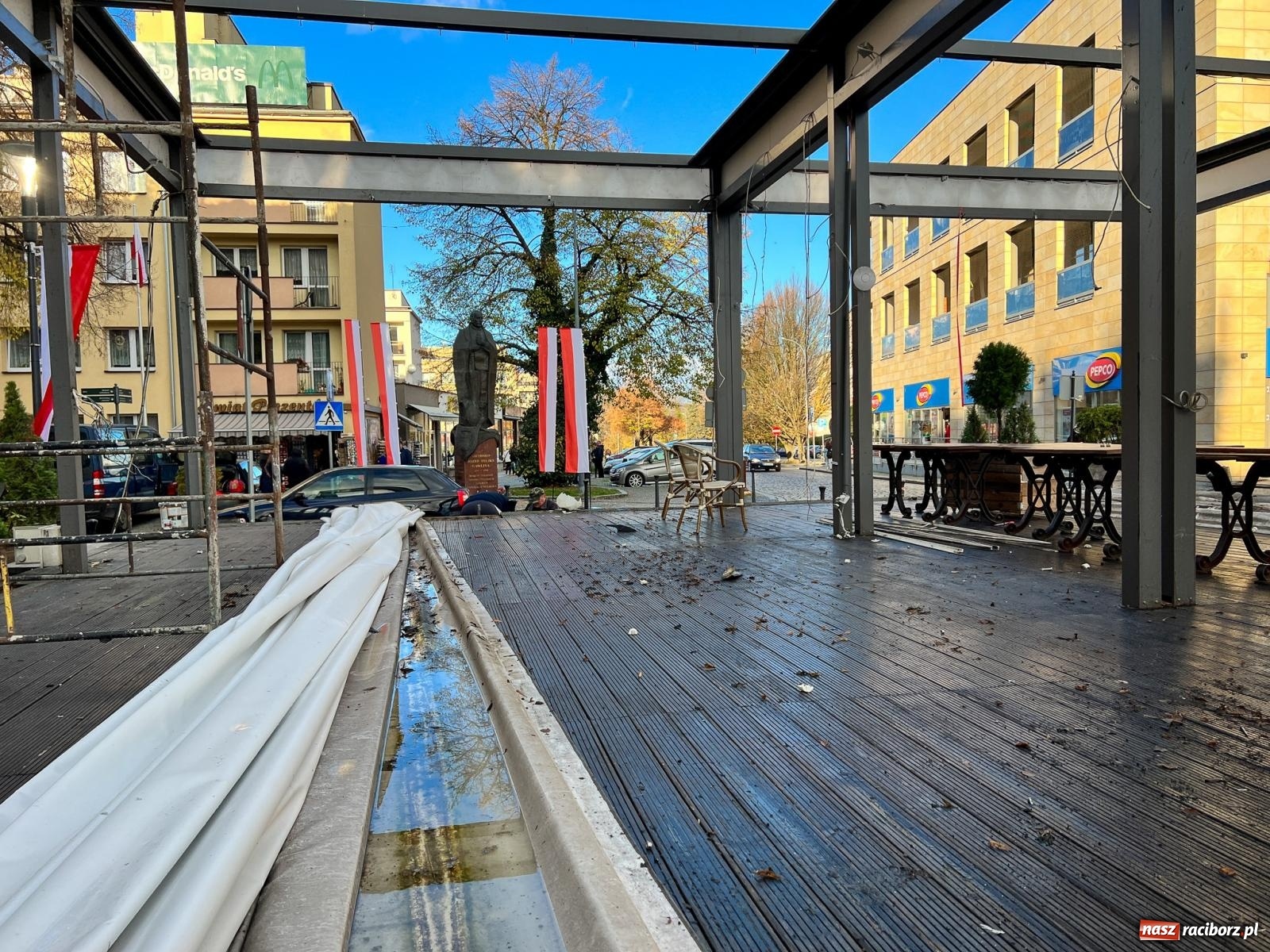 Zdjęcie w galerii na portalu naszraciborz.pl: Rynek szykuje się na Narodowe Święto Niepodległości wiadomości z regionu