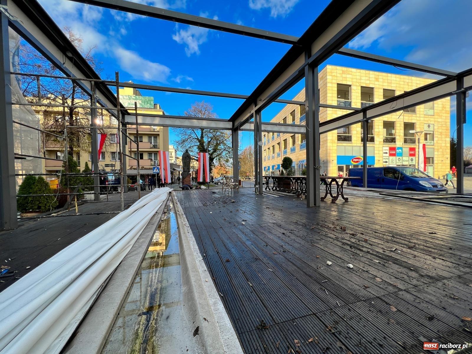 Zdjęcie w galerii na portalu naszraciborz.pl: Rynek szykuje się na Narodowe Święto Niepodległości wiadomości z regionu