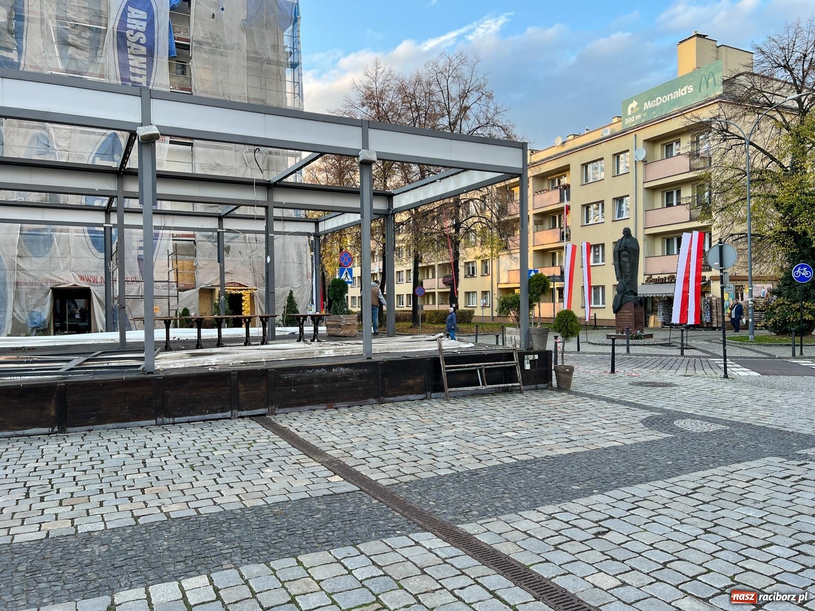 Zdjęcie w galerii na portalu naszraciborz.pl: Rynek szykuje się na Narodowe Święto Niepodległości wiadomości z regionu