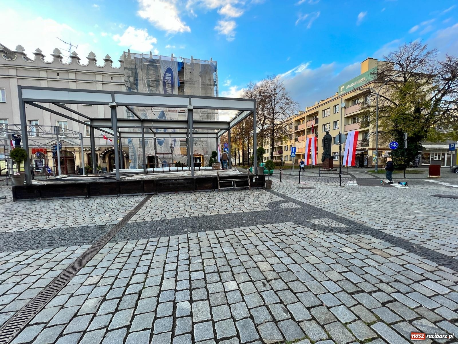 Zdjęcie w galerii na portalu naszraciborz.pl: Rynek szykuje się na Narodowe Święto Niepodległości wiadomości z regionu