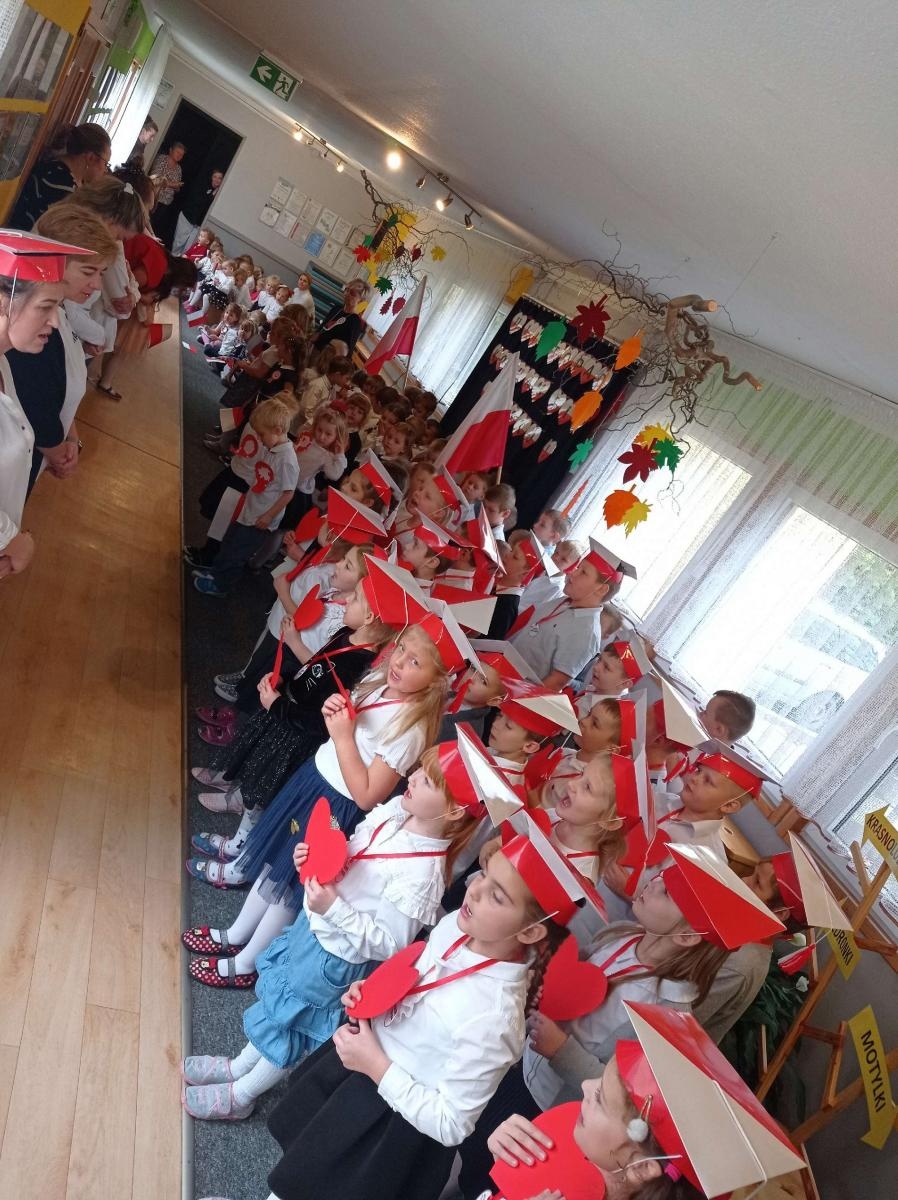 Zdjęcie w galerii na portalu naszraciborz.pl: Przedszkolaki z Polnej uczciły 11 listopada wiadomości z regionu