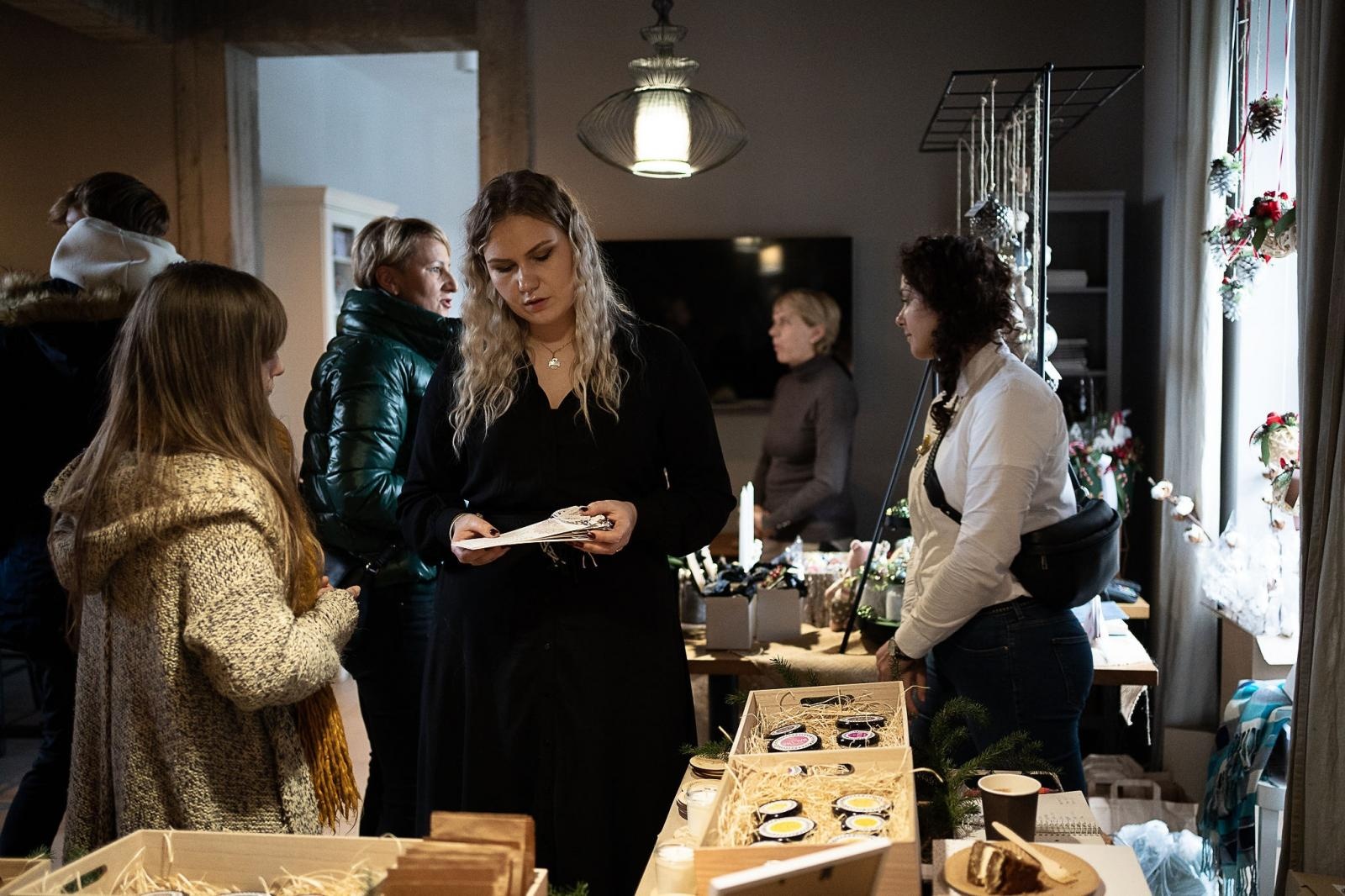 Zdjęcie w galerii na portalu naszraciborz.pl: Przedświąteczny Kiermasz Prezentów Wyjątkowych wiadomości z regionu