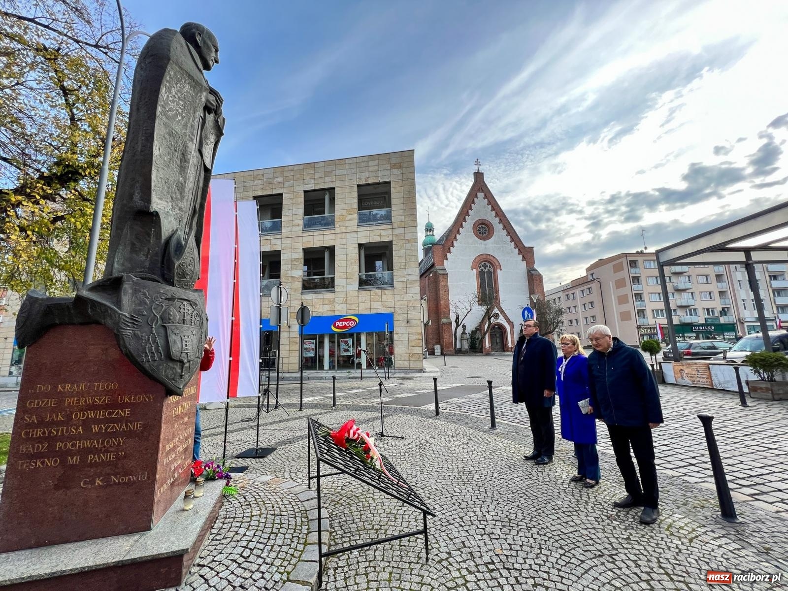 Zdjęcie w galerii na portalu naszraciborz.pl: Raciborska Platforma Obywatelska uczciła rocznicę odzyskania niepodległości poza miejskimi obchodami [FOTO i WIDEO] wiadomości z regionu
