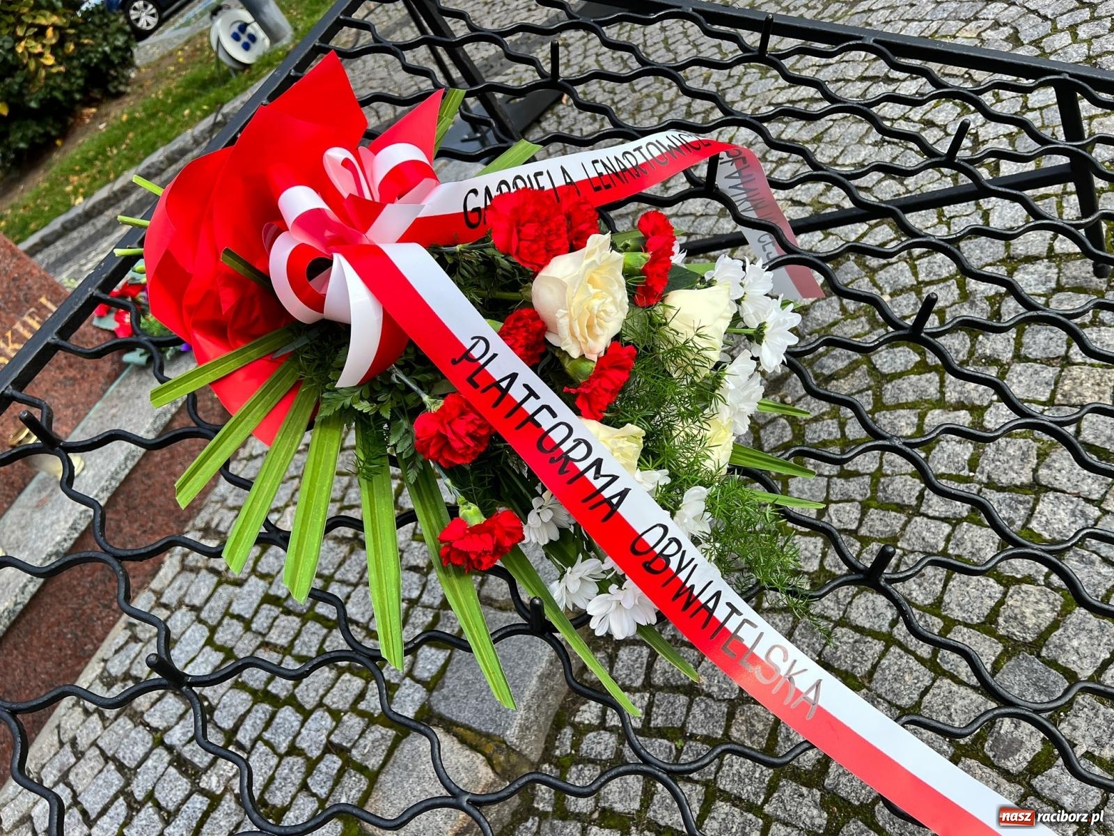 Zdjęcie w galerii na portalu naszraciborz.pl: Raciborska Platforma Obywatelska uczciła rocznicę odzyskania niepodległości poza miejskimi obchodami [FOTO i WIDEO] wiadomości z regionu