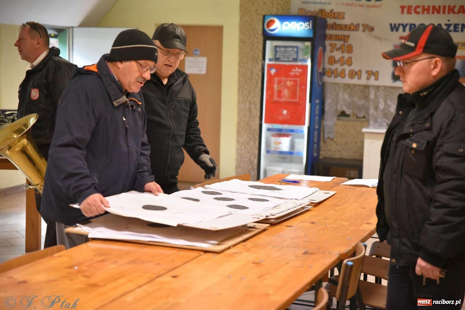 Zdjęcie w galerii na portalu naszraciborz.pl: 11-11-11, czyli strzelanie na Narodowe Święto Niepodległości w Raciborzu wiadomości z regionu