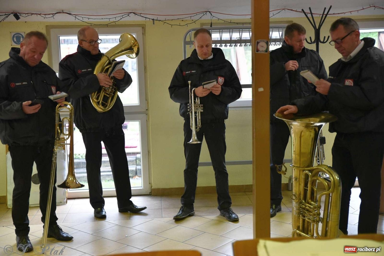 Zdjęcie w galerii na portalu naszraciborz.pl: 11-11-11, czyli strzelanie na Narodowe Święto Niepodległości w Raciborzu wiadomości z regionu