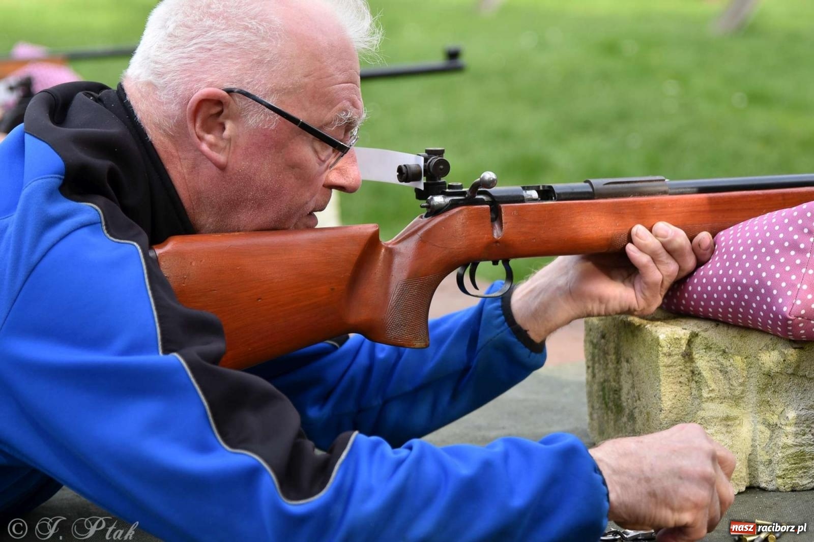 Zdjęcie w galerii na portalu naszraciborz.pl: 11-11-11, czyli strzelanie na Narodowe Święto Niepodległości w Raciborzu wiadomości z regionu