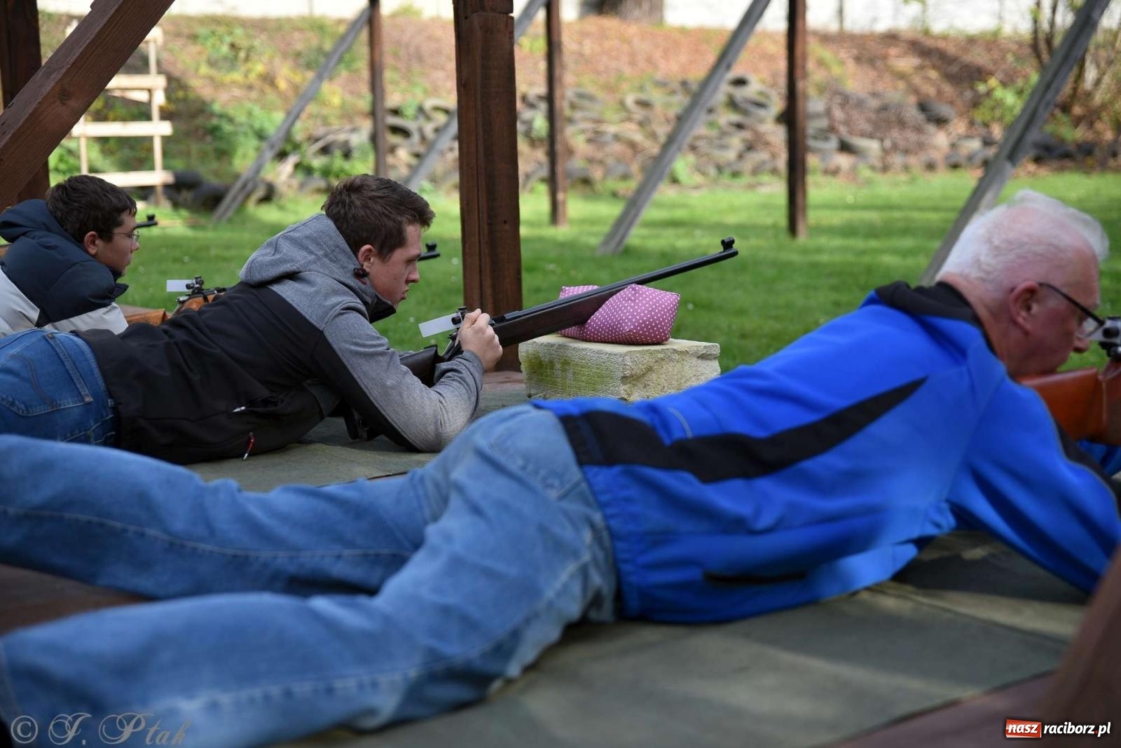 Zdjęcie w galerii na portalu naszraciborz.pl: 11-11-11, czyli strzelanie na Narodowe Święto Niepodległości w Raciborzu wiadomości z regionu