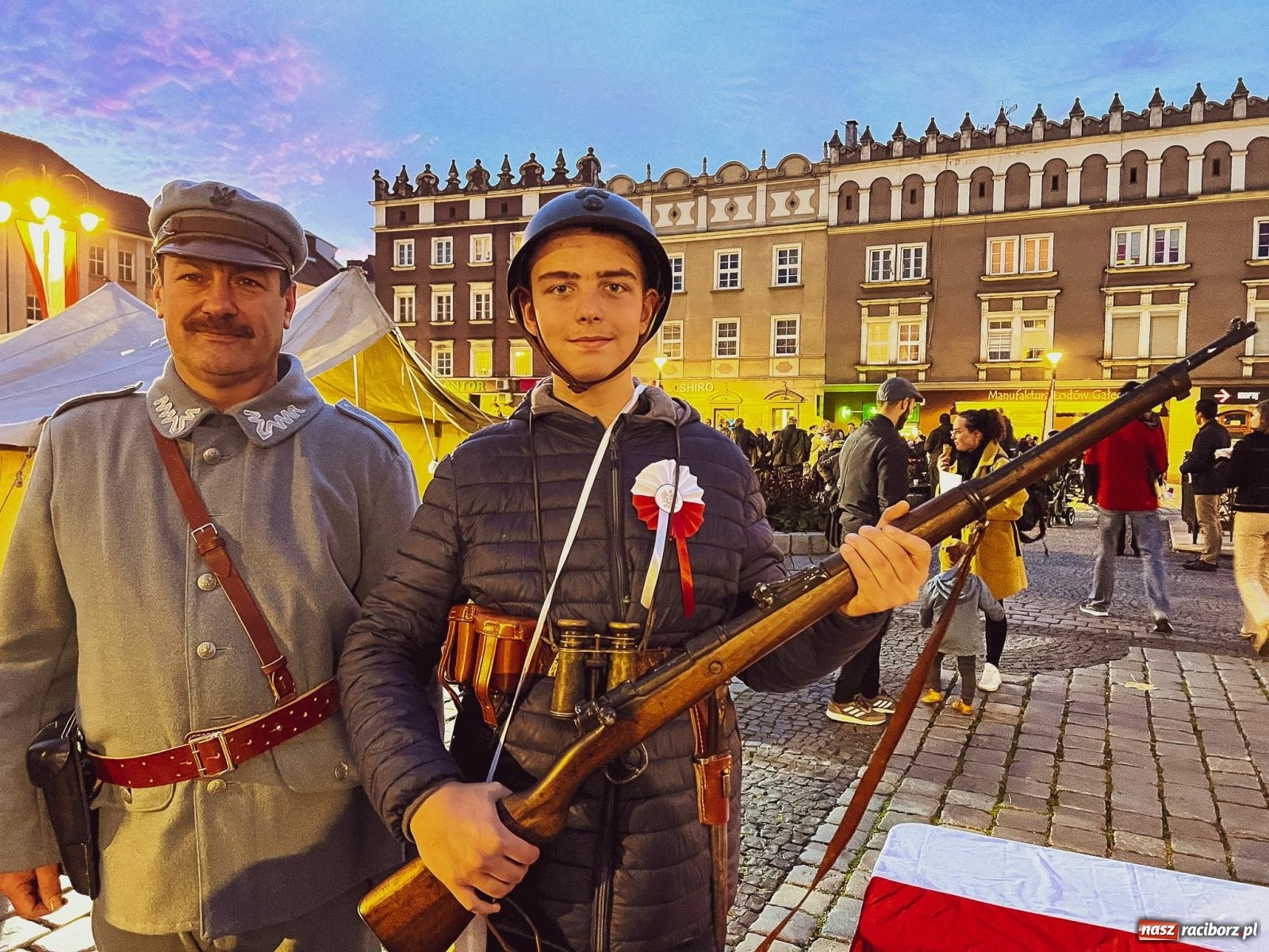 Zdjęcie w galerii na portalu naszraciborz.pl: Klimat jak z czasów legionów. Świąteczny piknik na raciborskim Rynku [FOTO i WIDEO] wiadomości z regionu