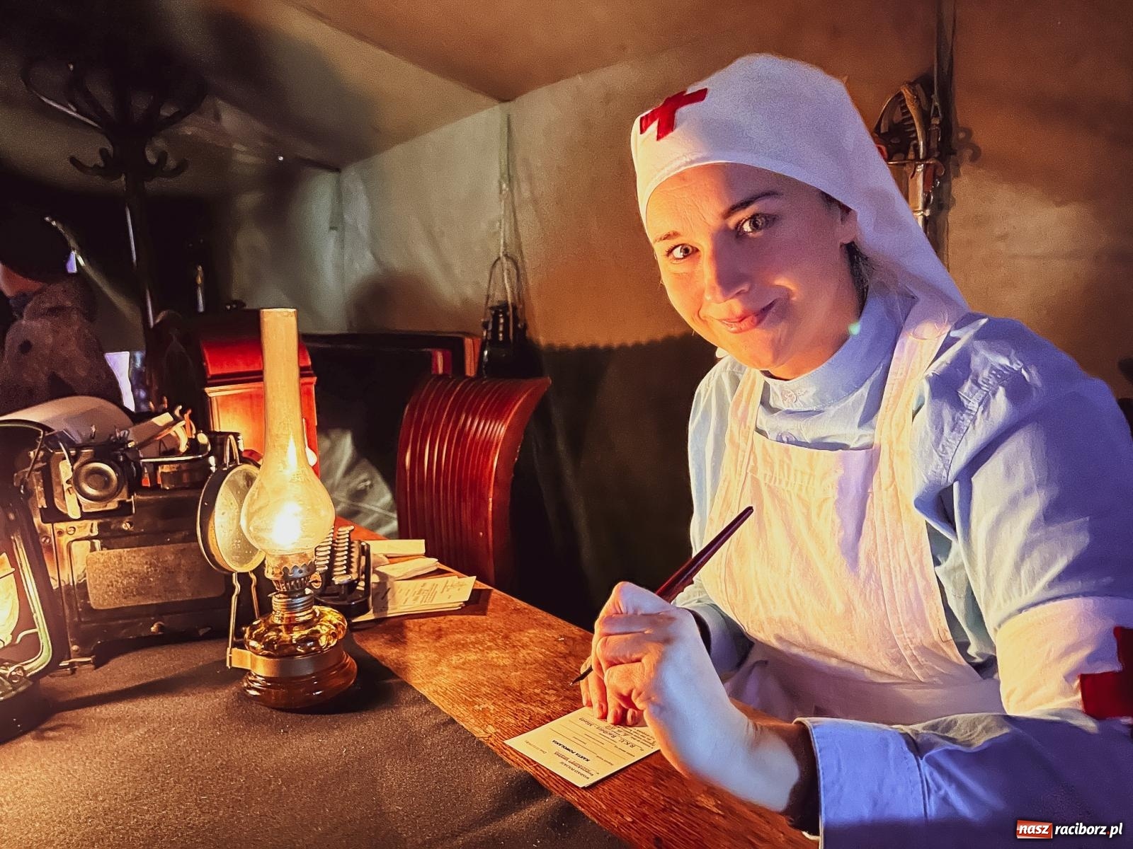 Zdjęcie w galerii na portalu naszraciborz.pl: Klimat jak z czasów legionów. Świąteczny piknik na raciborskim Rynku [FOTO i WIDEO] wiadomości z regionu