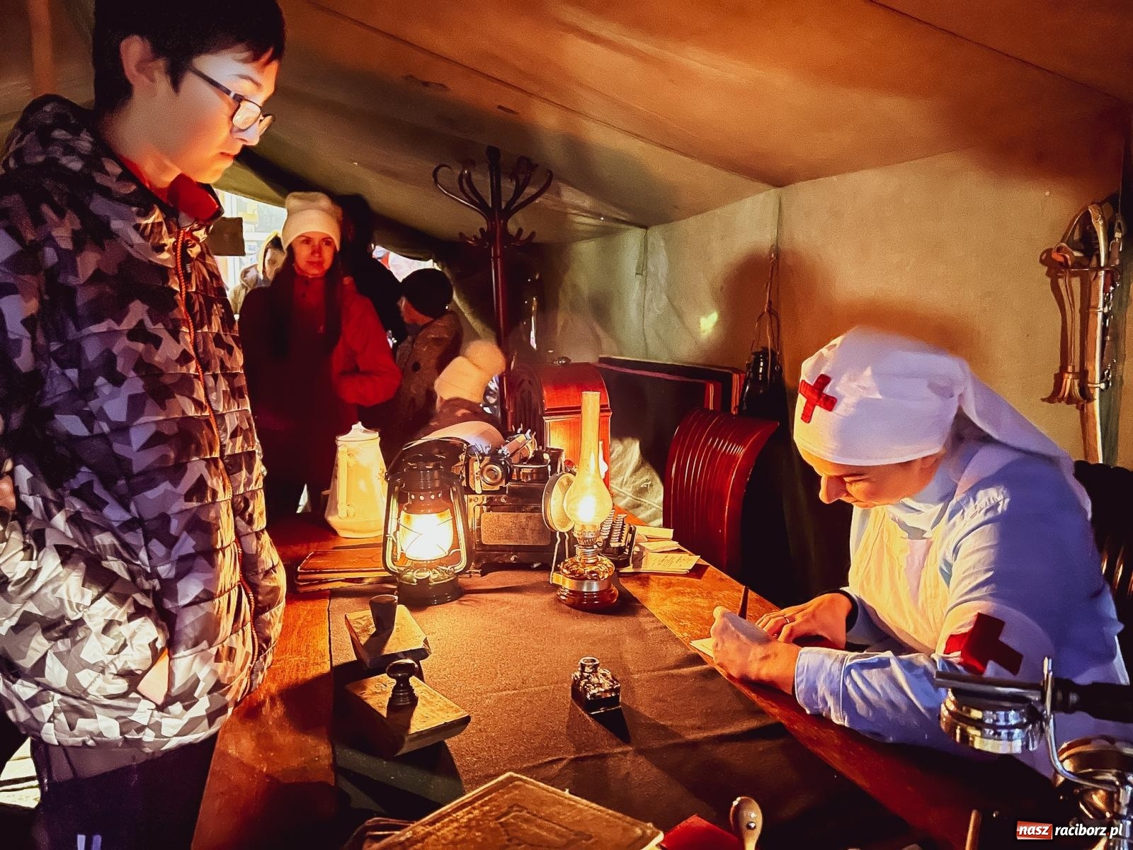 Zdjęcie w galerii na portalu naszraciborz.pl: Klimat jak z czasów legionów. Świąteczny piknik na raciborskim Rynku [FOTO i WIDEO] wiadomości z regionu