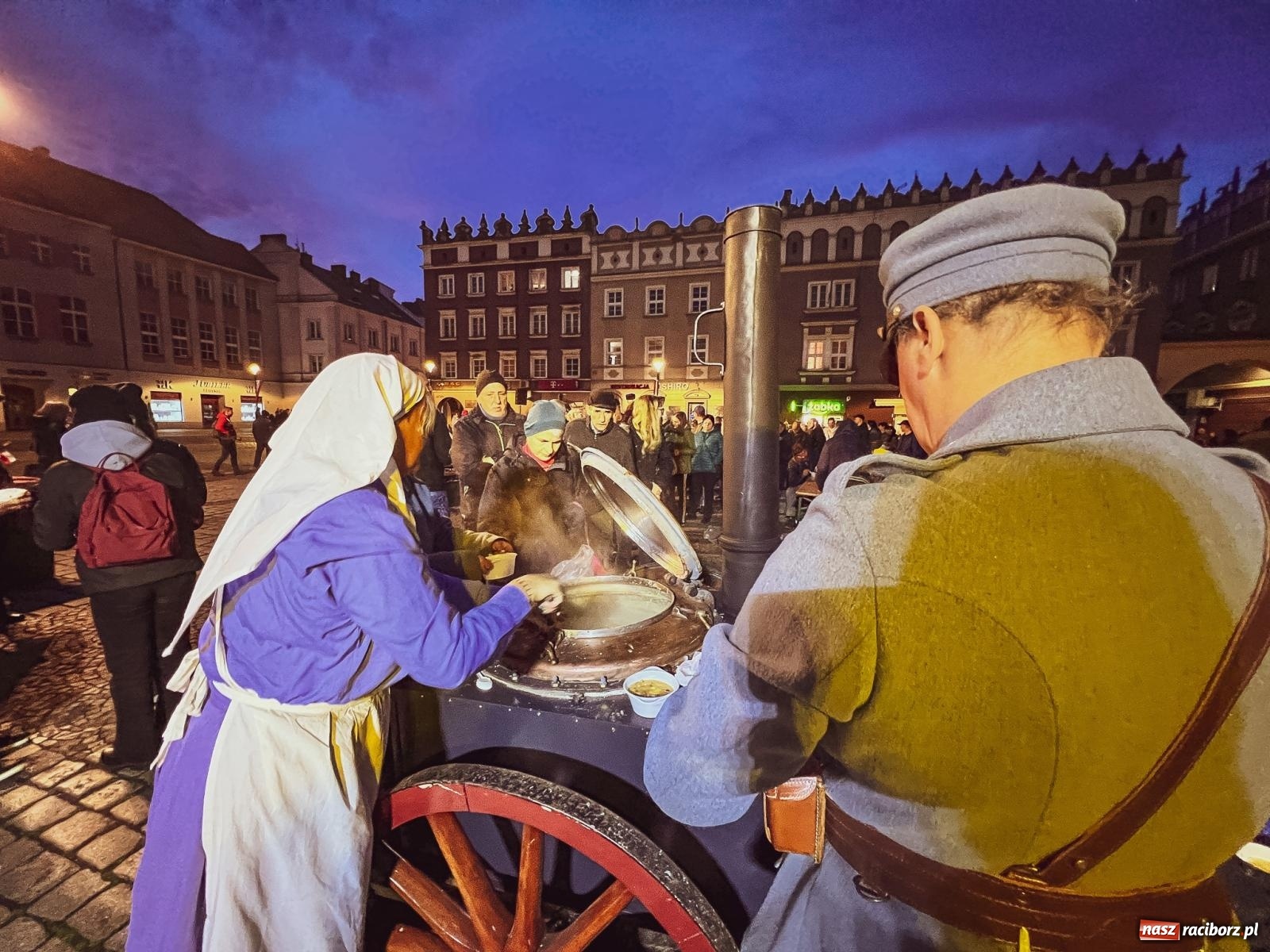 Zdjęcie w galerii na portalu naszraciborz.pl: Klimat jak z czasów legionów. Świąteczny piknik na raciborskim Rynku [FOTO i WIDEO] wiadomości z regionu