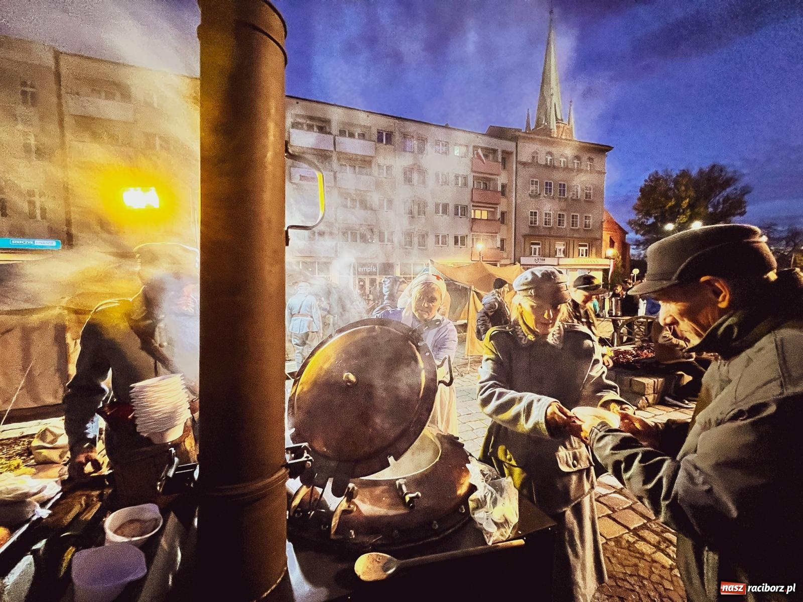 Zdjęcie w galerii na portalu naszraciborz.pl: Klimat jak z czasów legionów. Świąteczny piknik na raciborskim Rynku [FOTO i WIDEO] wiadomości z regionu