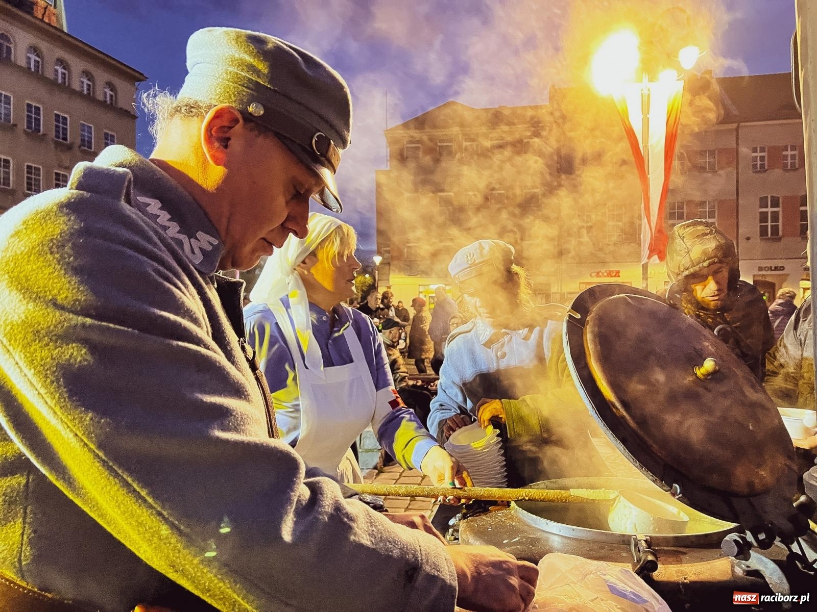 Zdjęcie w galerii na portalu naszraciborz.pl: Klimat jak z czasów legionów. Świąteczny piknik na raciborskim Rynku [FOTO i WIDEO] wiadomości z regionu