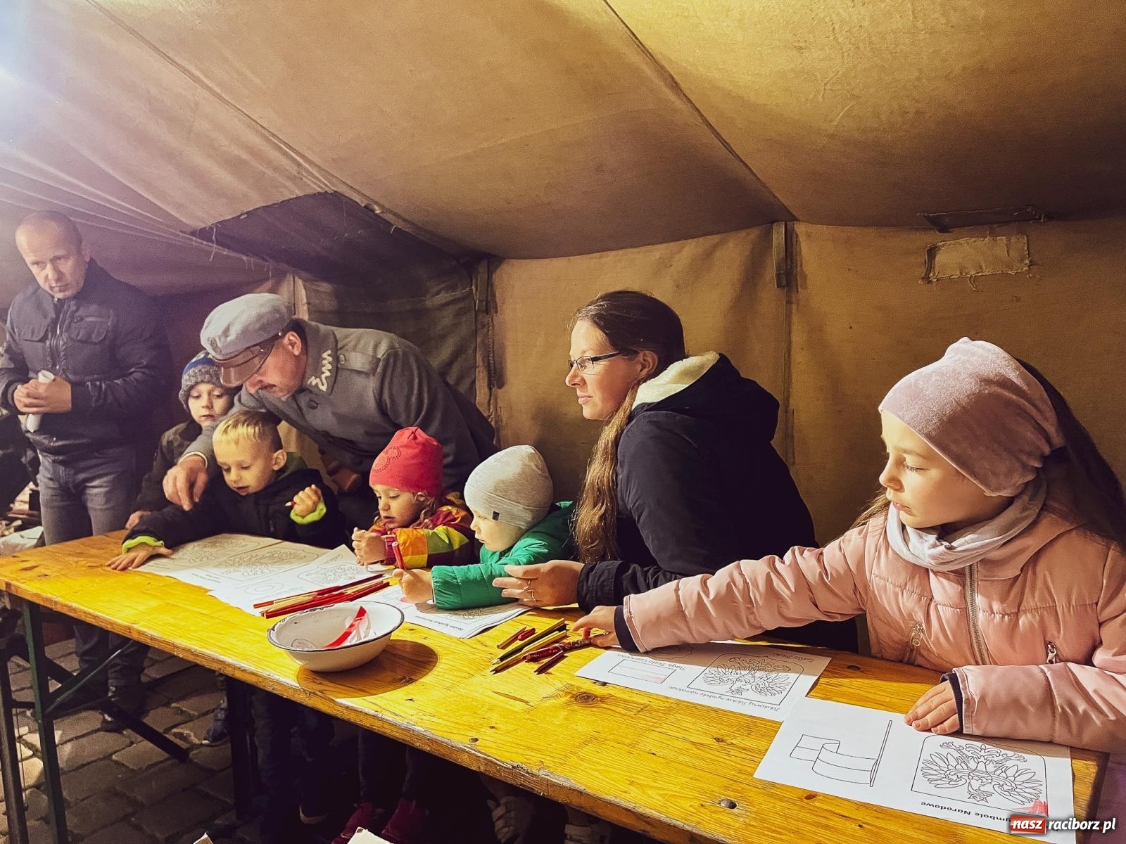 Zdjęcie w galerii na portalu naszraciborz.pl: Klimat jak z czasów legionów. Świąteczny piknik na raciborskim Rynku [FOTO i WIDEO] wiadomości z regionu