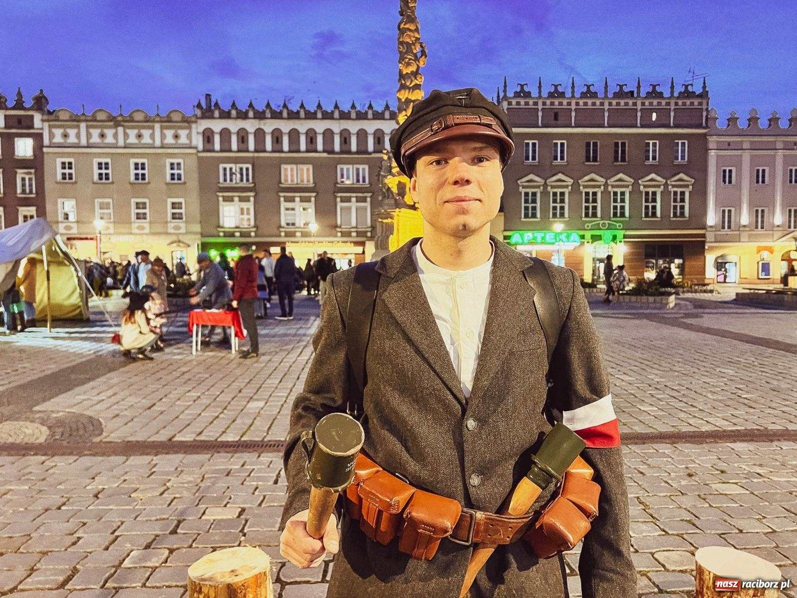 Zdjęcie w galerii na portalu naszraciborz.pl: Klimat jak z czasów legionów. Świąteczny piknik na raciborskim Rynku [FOTO i WIDEO] wiadomości z regionu