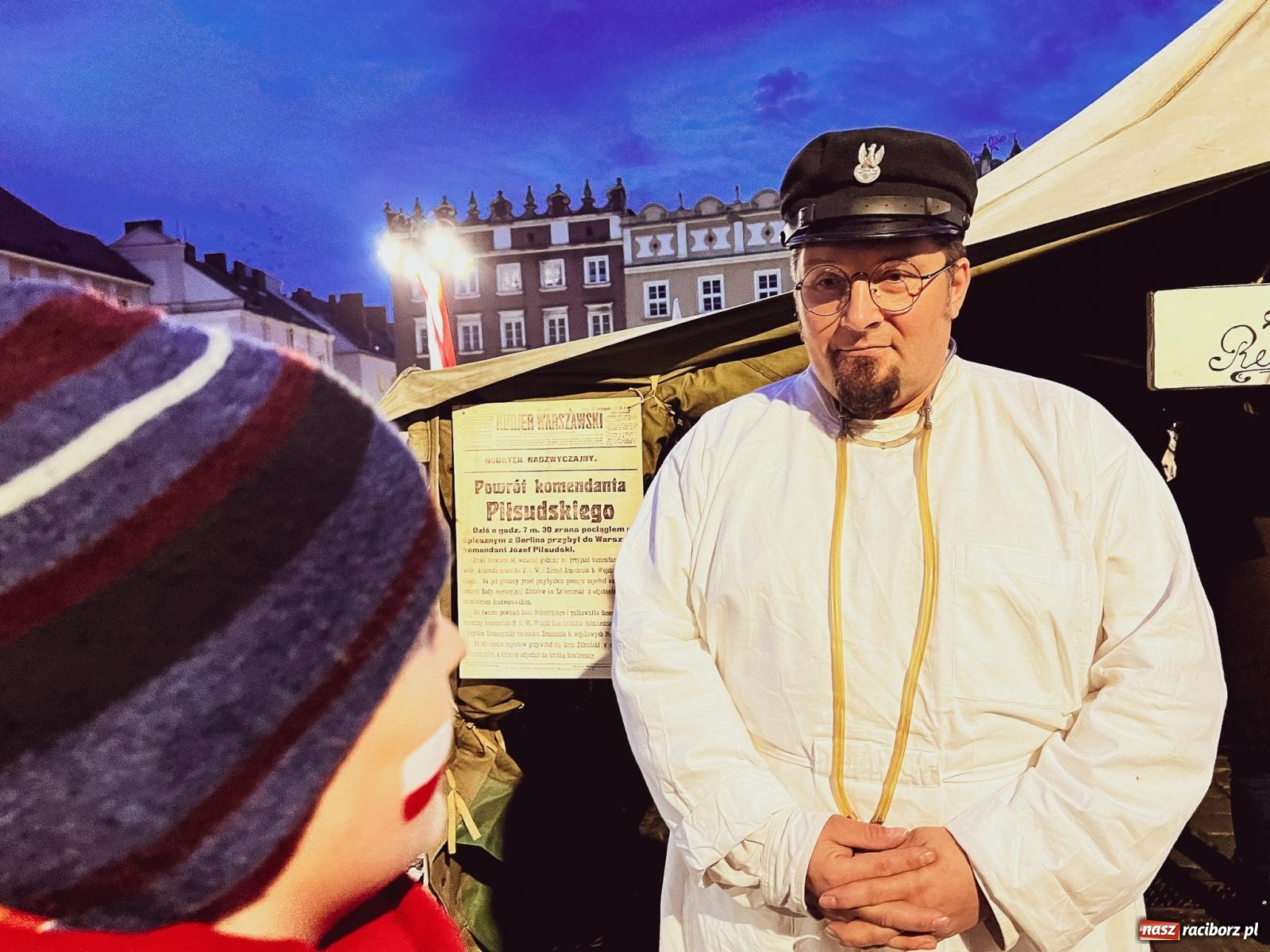 Zdjęcie w galerii na portalu naszraciborz.pl: Klimat jak z czasów legionów. Świąteczny piknik na raciborskim Rynku [FOTO i WIDEO] wiadomości z regionu