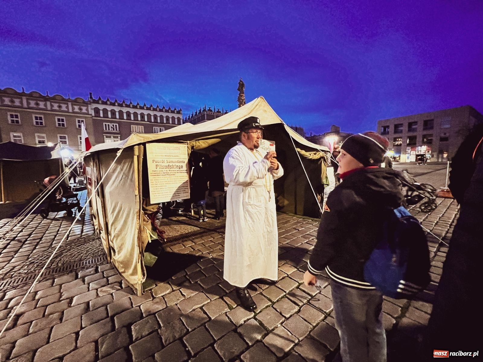 Zdjęcie w galerii na portalu naszraciborz.pl: Klimat jak z czasów legionów. Świąteczny piknik na raciborskim Rynku [FOTO i WIDEO] wiadomości z regionu