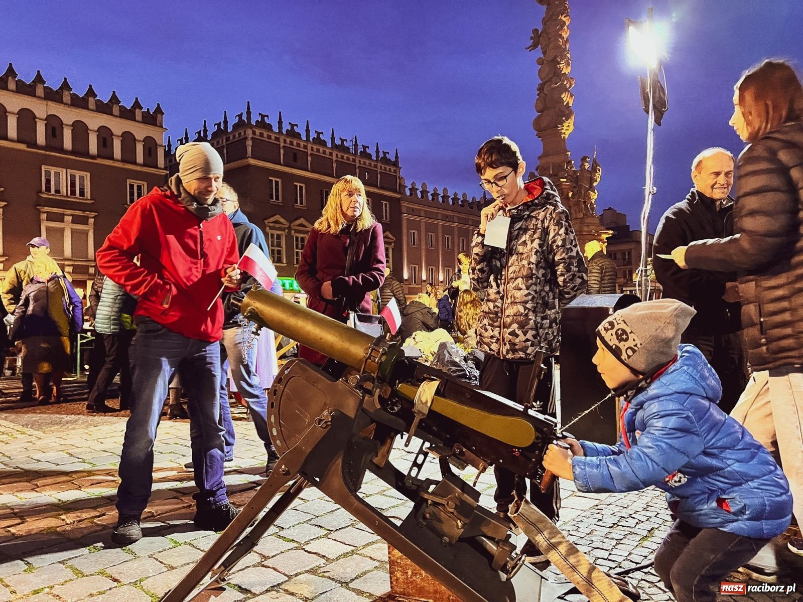 Zdjęcie w galerii na portalu naszraciborz.pl: Klimat jak z czasów legionów. Świąteczny piknik na raciborskim Rynku [FOTO i WIDEO] wiadomości z regionu