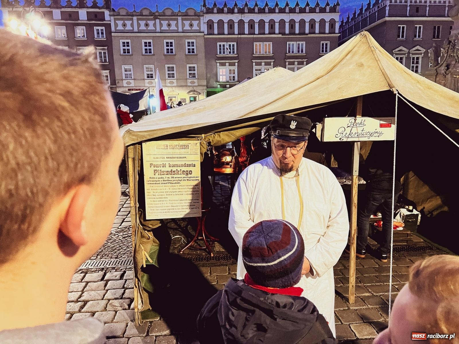 Zdjęcie w galerii na portalu naszraciborz.pl: Klimat jak z czasów legionów. Świąteczny piknik na raciborskim Rynku [FOTO i WIDEO] wiadomości z regionu