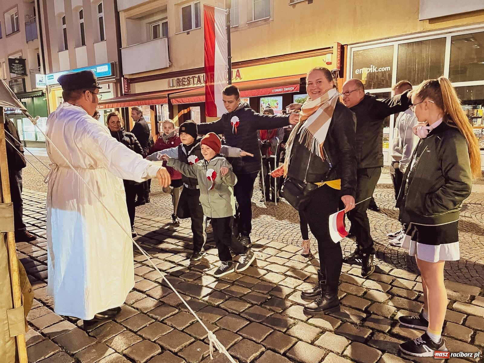 Zdjęcie w galerii na portalu naszraciborz.pl: Klimat jak z czasów legionów. Świąteczny piknik na raciborskim Rynku [FOTO i WIDEO] wiadomości z regionu