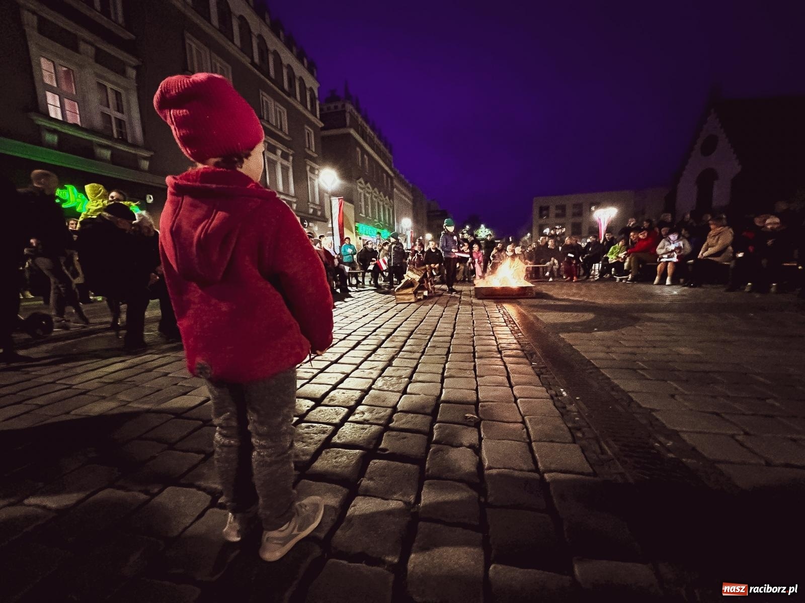 Zdjęcie w galerii na portalu naszraciborz.pl: Klimat jak z czasów legionów. Świąteczny piknik na raciborskim Rynku [FOTO i WIDEO] wiadomości z regionu