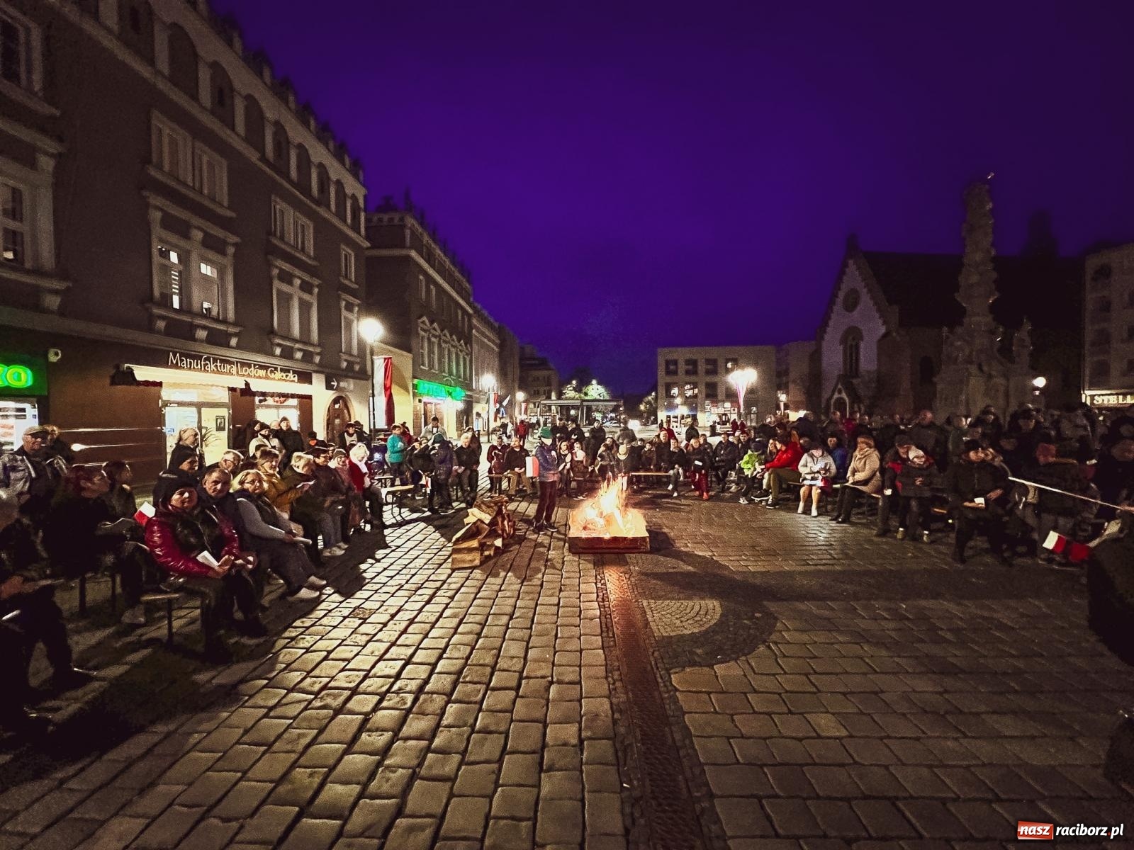 Zdjęcie w galerii na portalu naszraciborz.pl: Klimat jak z czasów legionów. Świąteczny piknik na raciborskim Rynku [FOTO i WIDEO] wiadomości z regionu