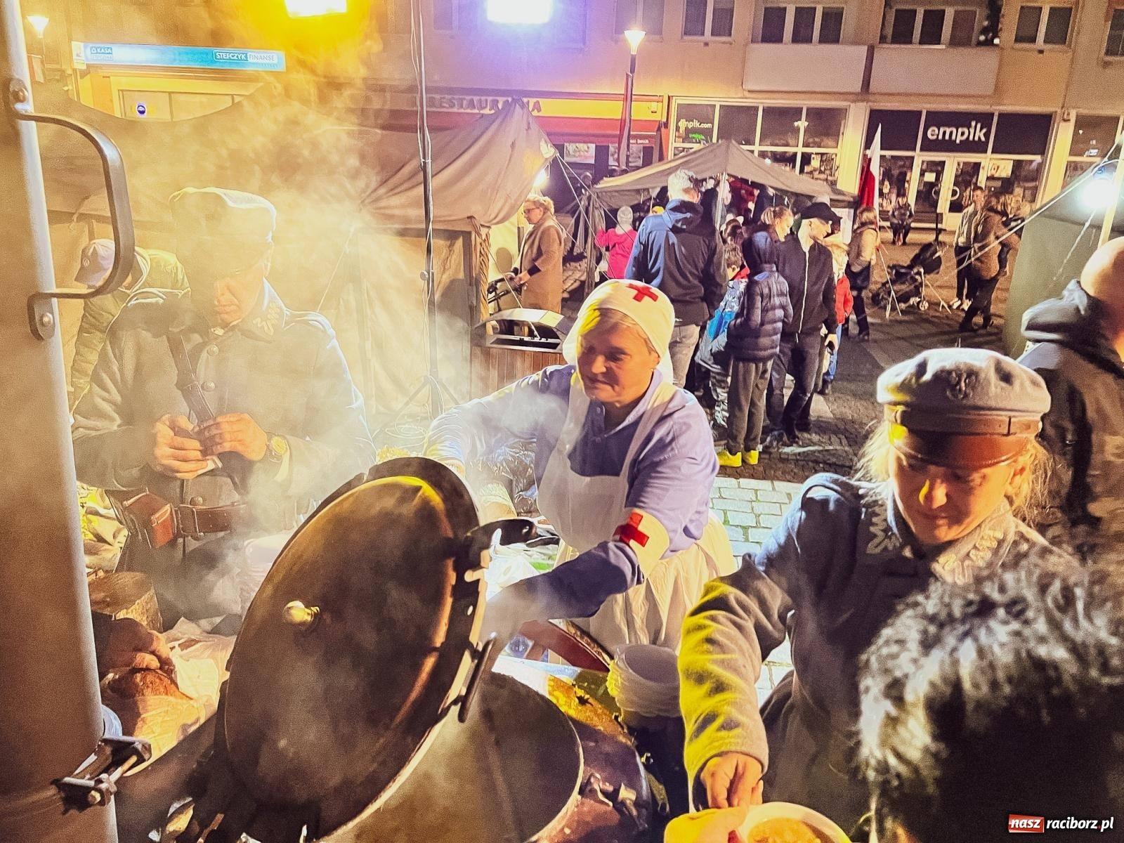 Zdjęcie w galerii na portalu naszraciborz.pl: Klimat jak z czasów legionów. Świąteczny piknik na raciborskim Rynku [FOTO i WIDEO] wiadomości z regionu