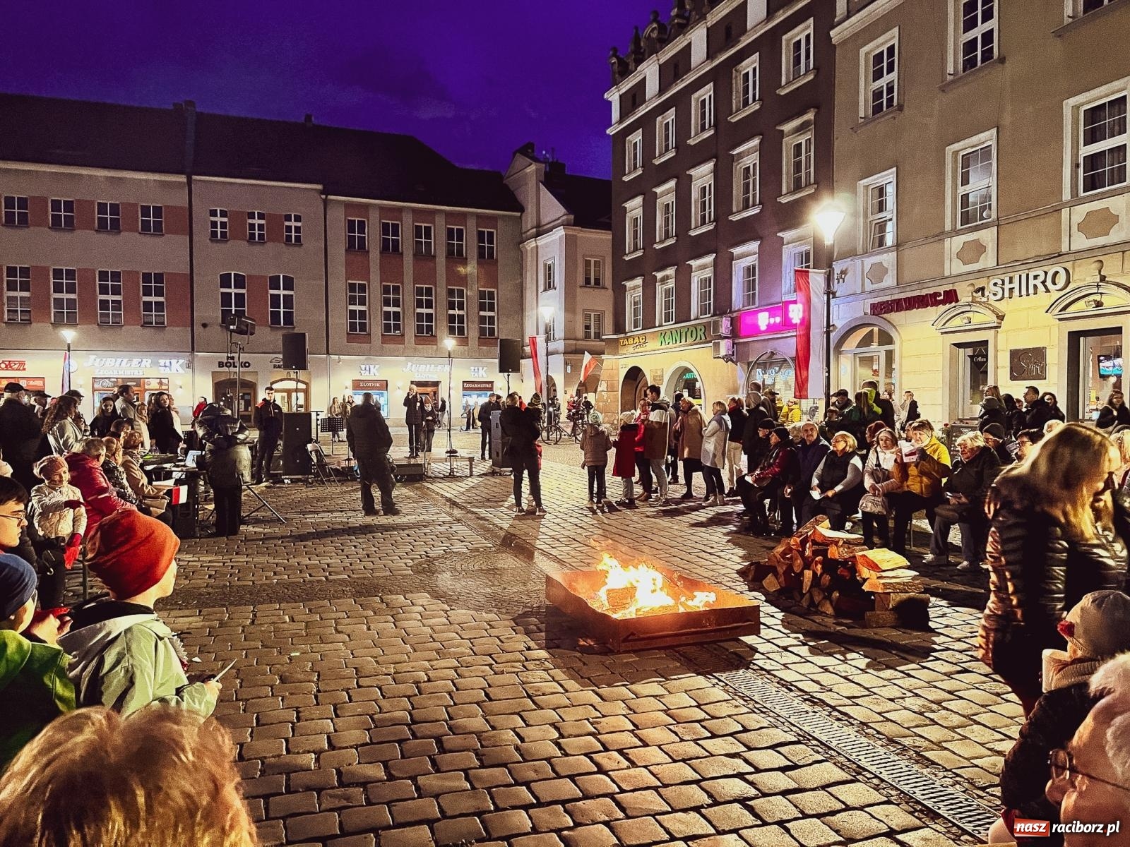 Zdjęcie w galerii na portalu naszraciborz.pl: Klimat jak z czasów legionów. Świąteczny piknik na raciborskim Rynku [FOTO i WIDEO] wiadomości z regionu