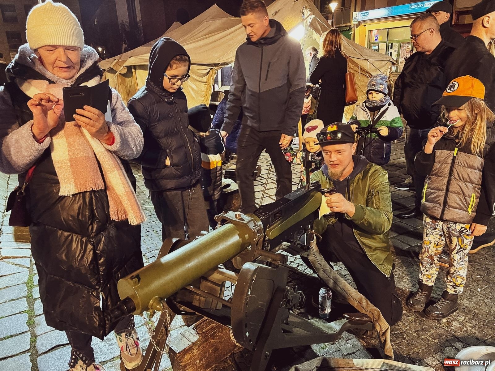 Zdjęcie w galerii na portalu naszraciborz.pl: Klimat jak z czasów legionów. Świąteczny piknik na raciborskim Rynku [FOTO i WIDEO] wiadomości z regionu