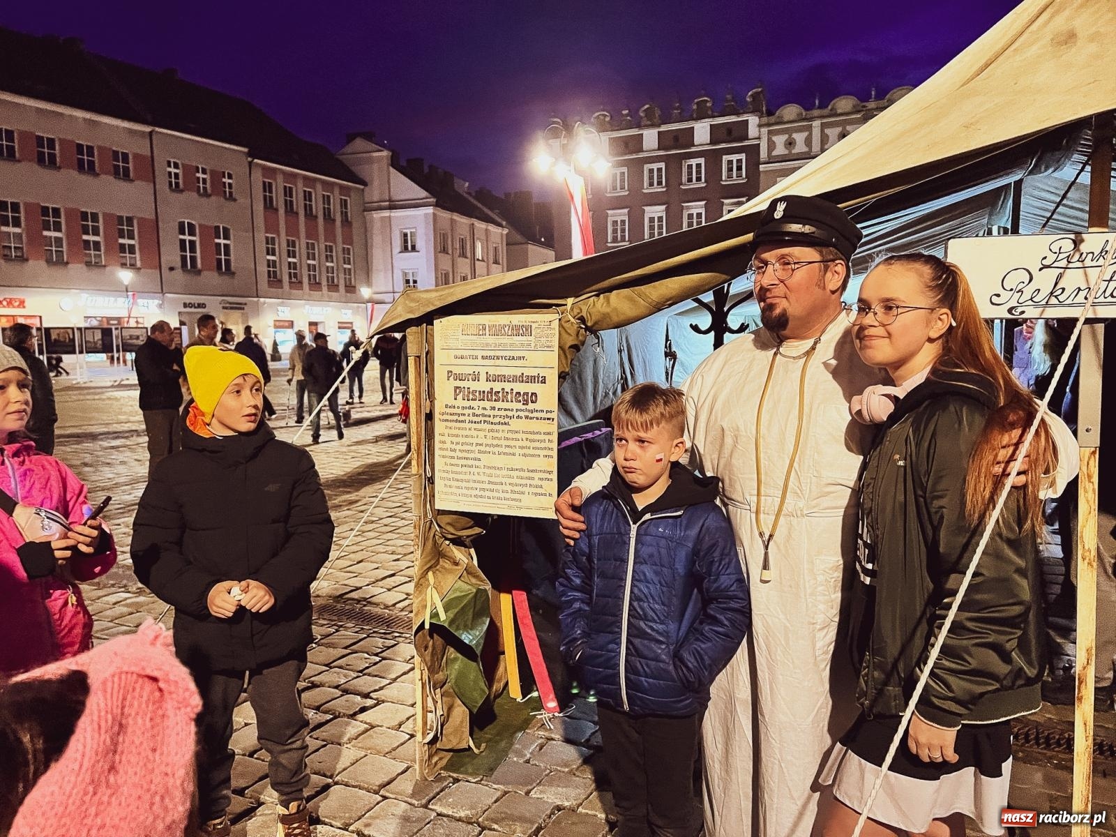 Zdjęcie w galerii na portalu naszraciborz.pl: Klimat jak z czasów legionów. Świąteczny piknik na raciborskim Rynku [FOTO i WIDEO] wiadomości z regionu