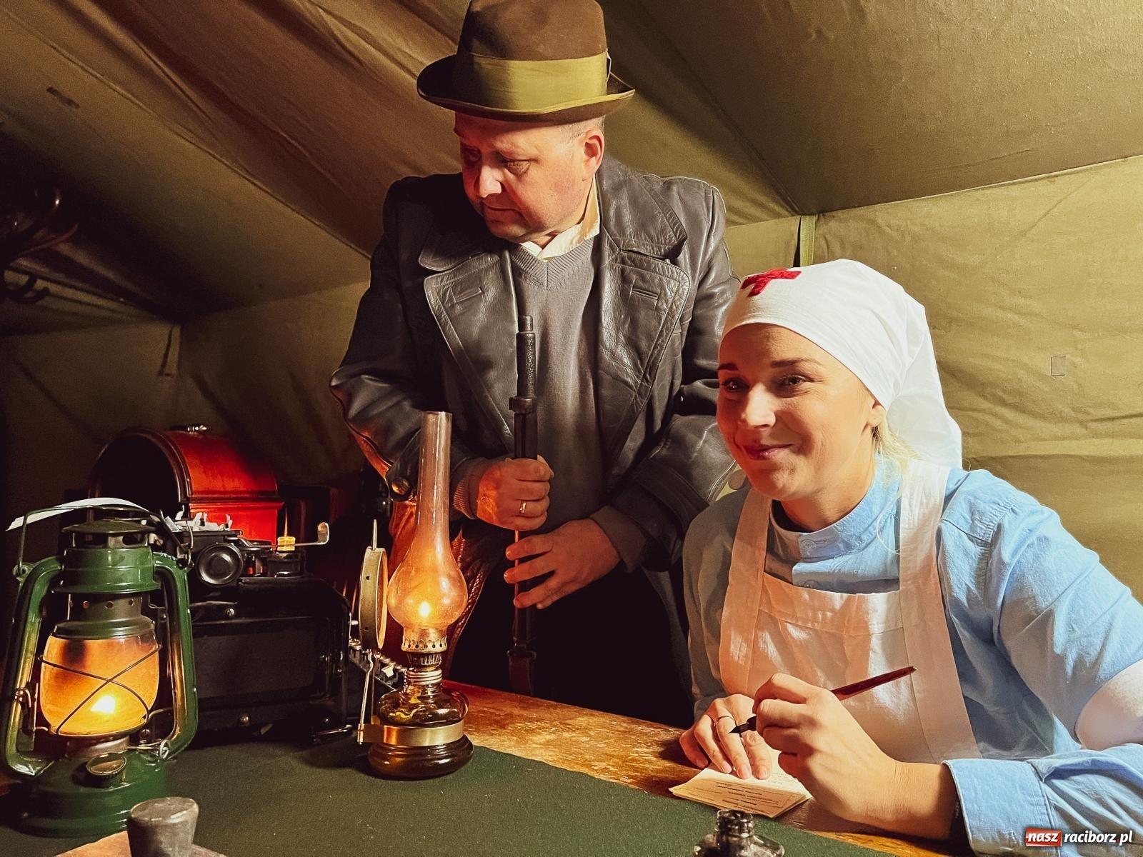 Zdjęcie w galerii na portalu naszraciborz.pl: Klimat jak z czasów legionów. Świąteczny piknik na raciborskim Rynku [FOTO i WIDEO] wiadomości z regionu