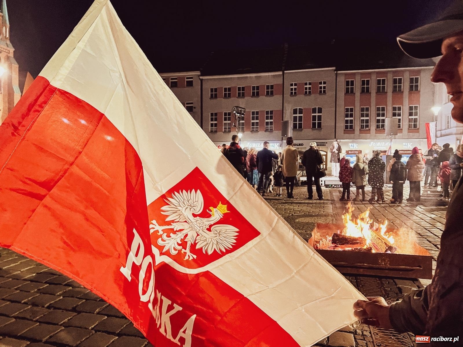 Zdjęcie w galerii na portalu naszraciborz.pl: Klimat jak z czasów legionów. Świąteczny piknik na raciborskim Rynku [FOTO i WIDEO] wiadomości z regionu