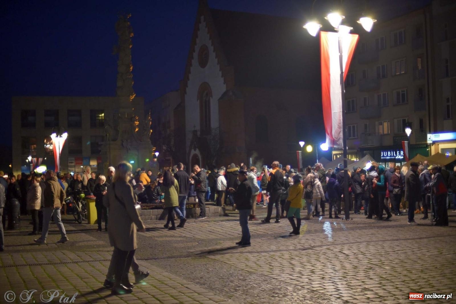 Zdjęcie w galerii na portalu naszraciborz.pl: Klimat jak z czasów legionów. Świąteczny piknik na raciborskim Rynku [FOTO i WIDEO] wiadomości z regionu