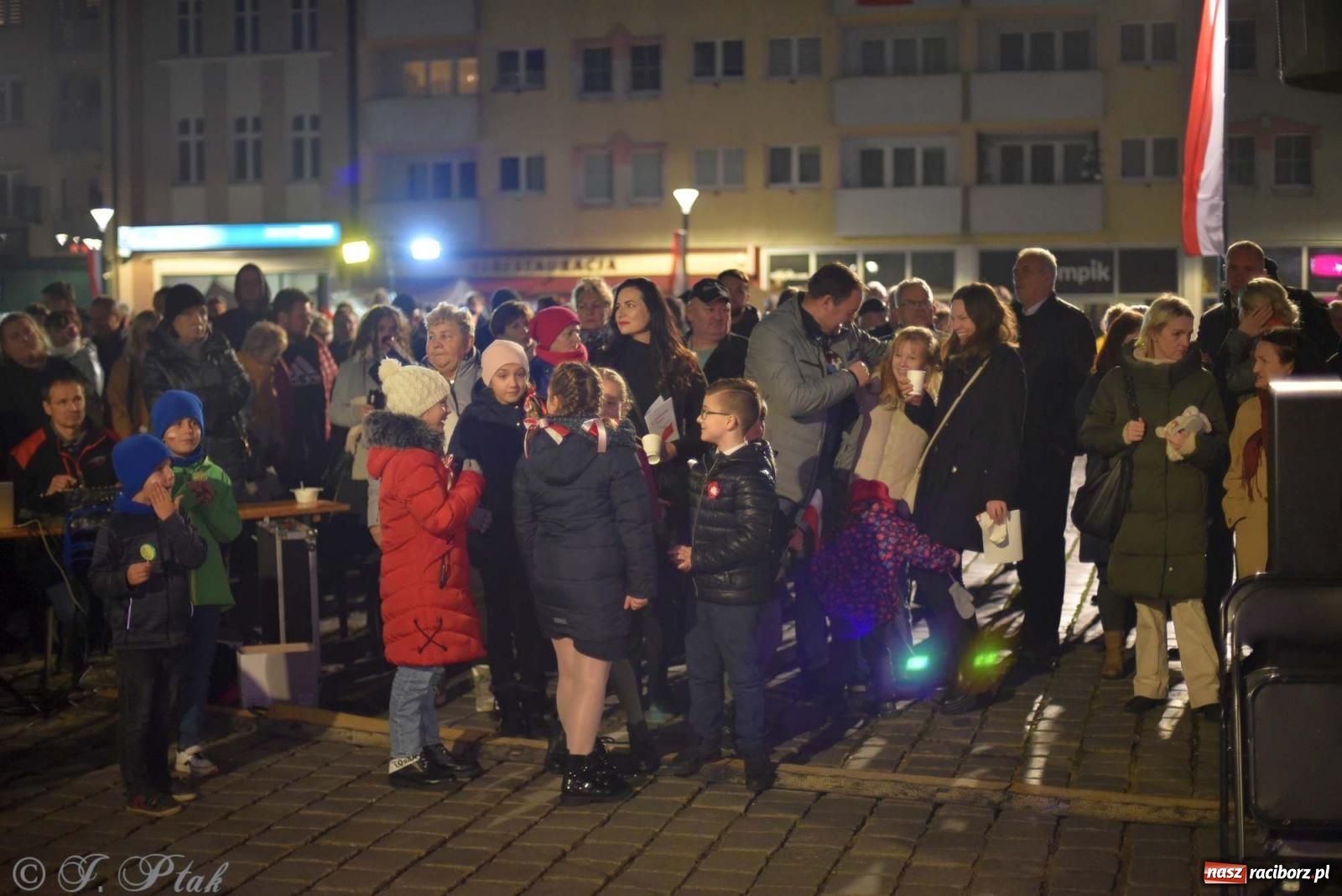 Zdjęcie w galerii na portalu naszraciborz.pl: Klimat jak z czasów legionów. Świąteczny piknik na raciborskim Rynku [FOTO i WIDEO] wiadomości z regionu