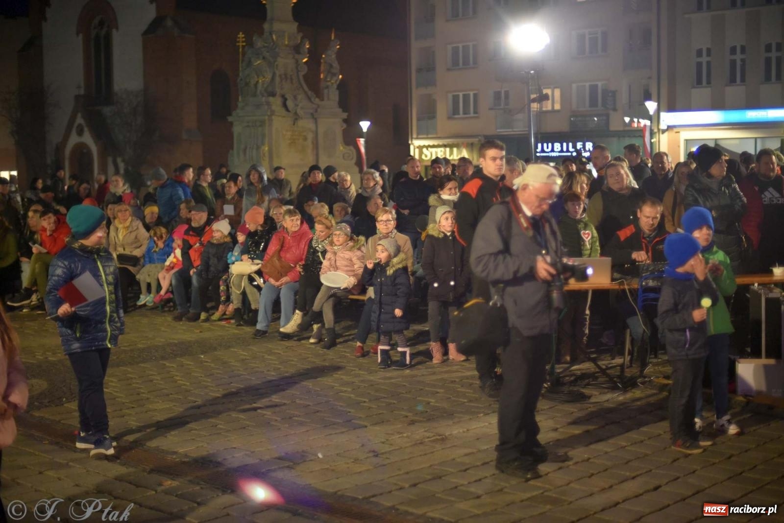 Zdjęcie w galerii na portalu naszraciborz.pl: Klimat jak z czasów legionów. Świąteczny piknik na raciborskim Rynku [FOTO i WIDEO] wiadomości z regionu