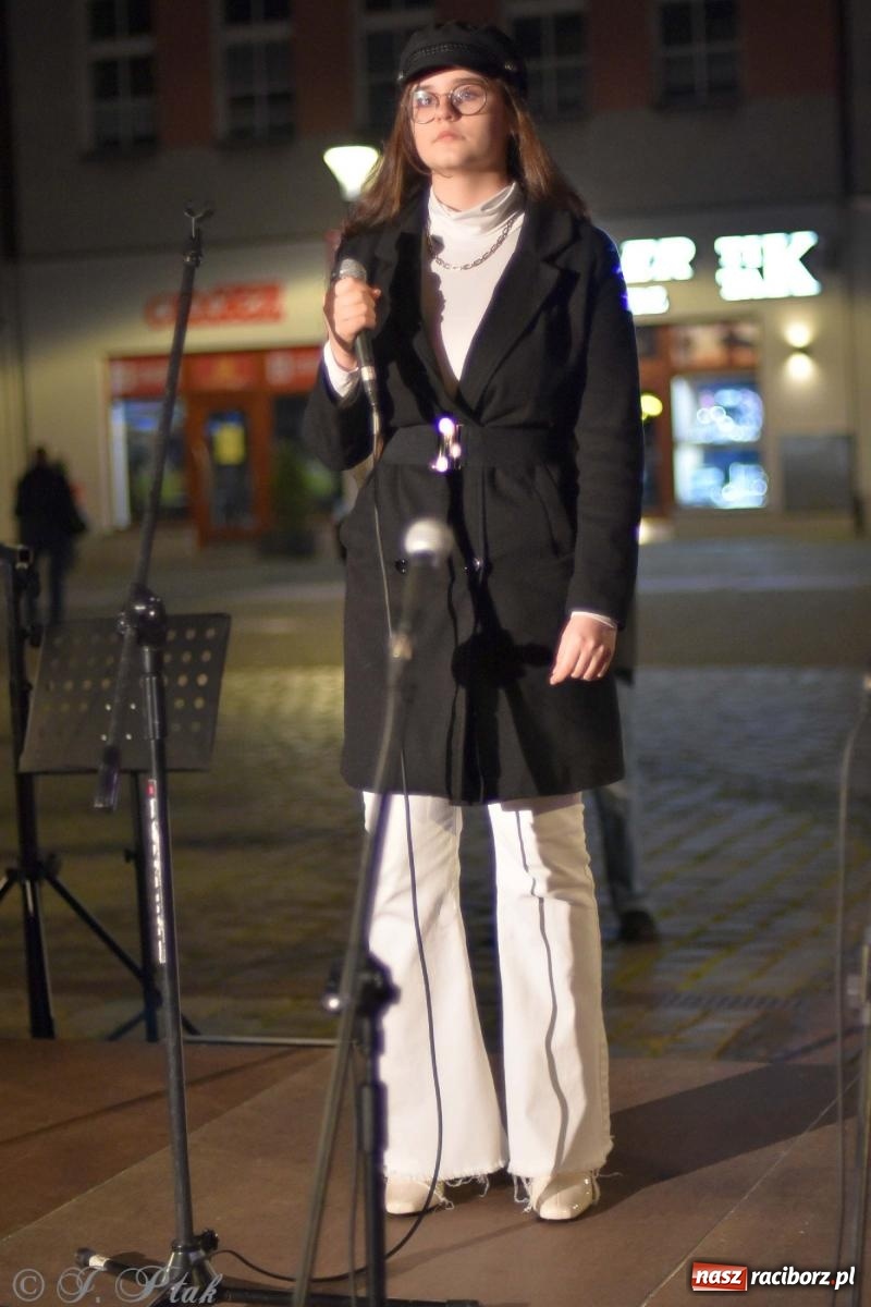 Zdjęcie w galerii na portalu naszraciborz.pl: Klimat jak z czasów legionów. Świąteczny piknik na raciborskim Rynku [FOTO i WIDEO] wiadomości z regionu