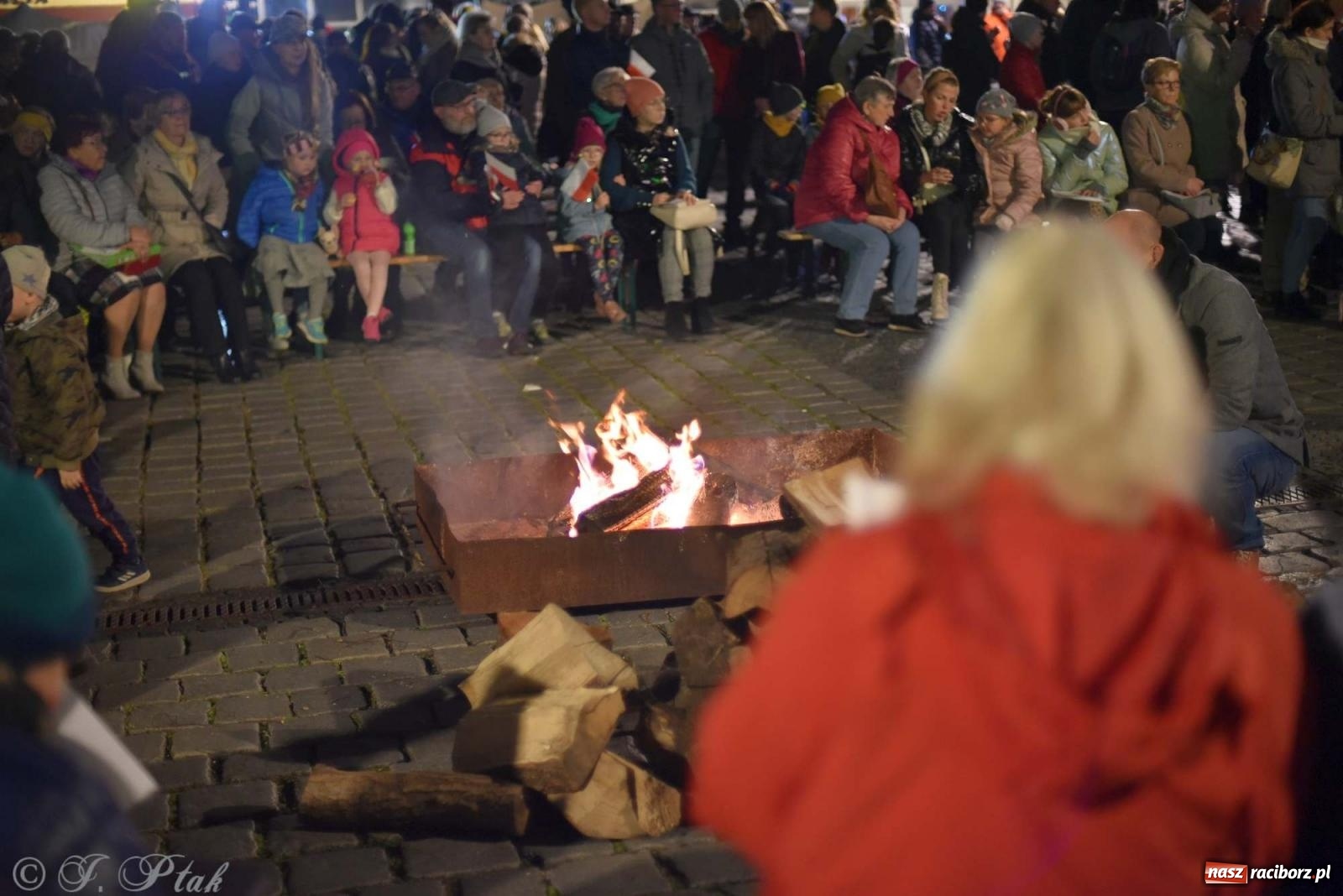Zdjęcie w galerii na portalu naszraciborz.pl: Klimat jak z czasów legionów. Świąteczny piknik na raciborskim Rynku [FOTO i WIDEO] wiadomości z regionu