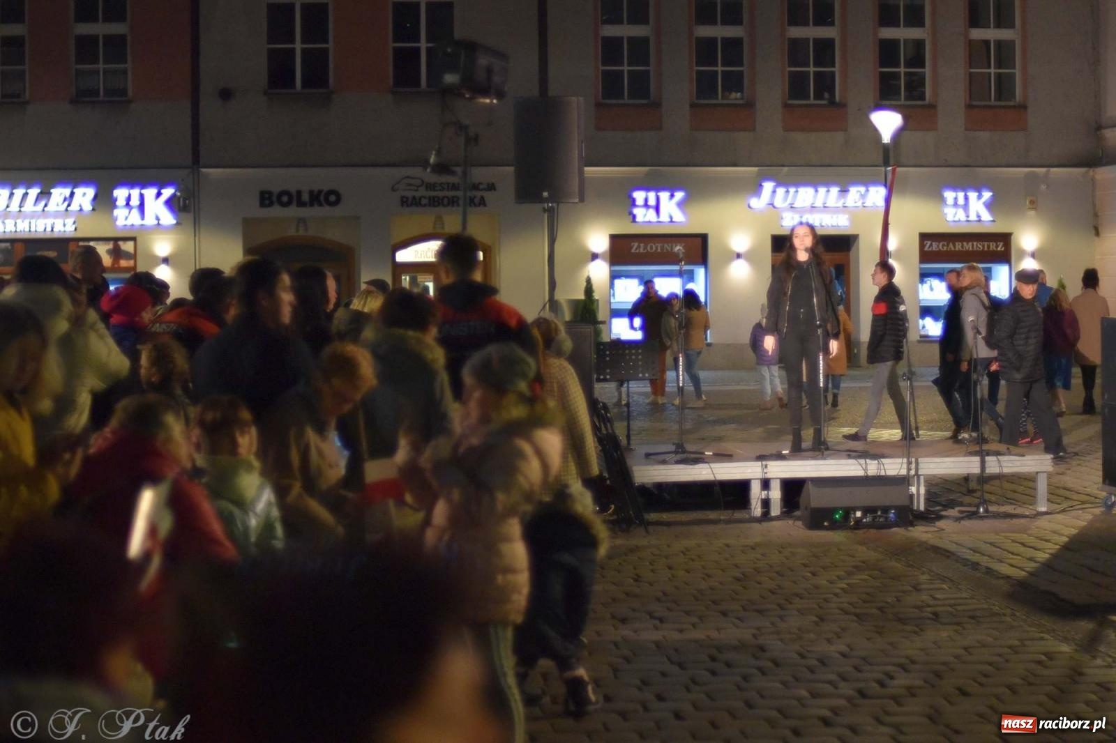 Zdjęcie w galerii na portalu naszraciborz.pl: Klimat jak z czasów legionów. Świąteczny piknik na raciborskim Rynku [FOTO i WIDEO] wiadomości z regionu