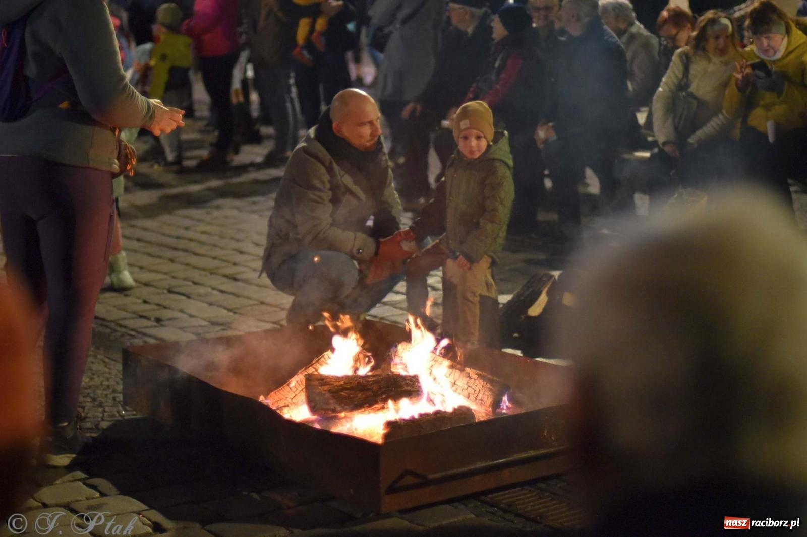 Zdjęcie w galerii na portalu naszraciborz.pl: Klimat jak z czasów legionów. Świąteczny piknik na raciborskim Rynku [FOTO i WIDEO] wiadomości z regionu