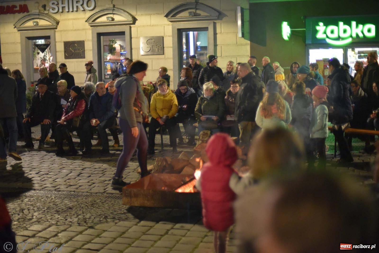 Zdjęcie w galerii na portalu naszraciborz.pl: Klimat jak z czasów legionów. Świąteczny piknik na raciborskim Rynku [FOTO i WIDEO] wiadomości z regionu