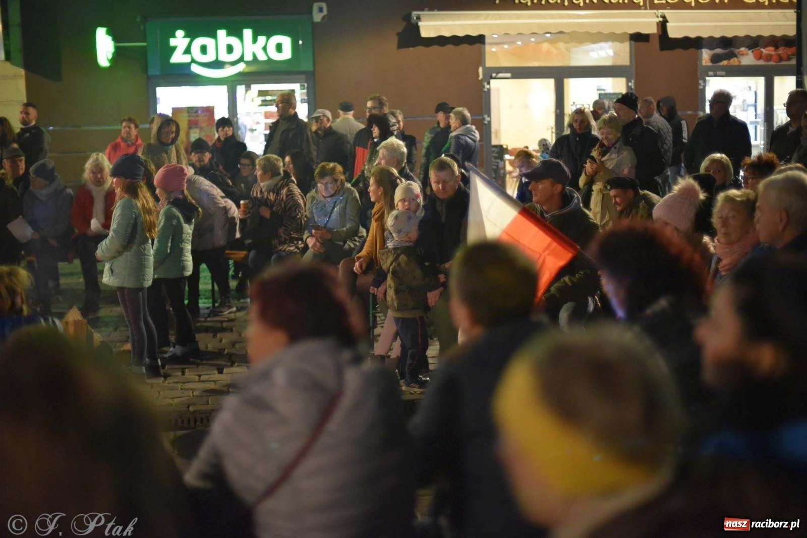 Zdjęcie w galerii na portalu naszraciborz.pl: Klimat jak z czasów legionów. Świąteczny piknik na raciborskim Rynku [FOTO i WIDEO] wiadomości z regionu